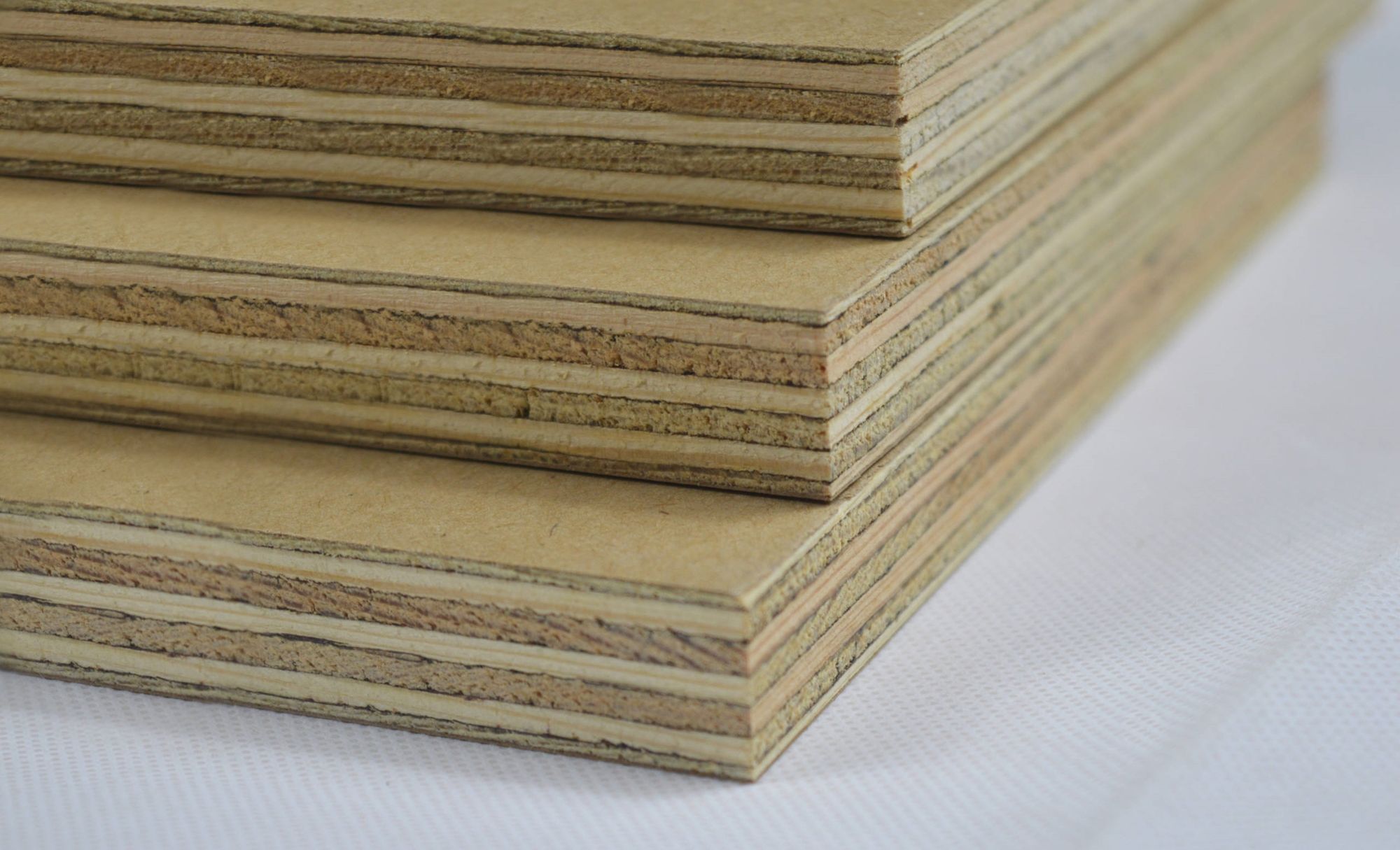 Corners of plywood boards showing layers in profile.