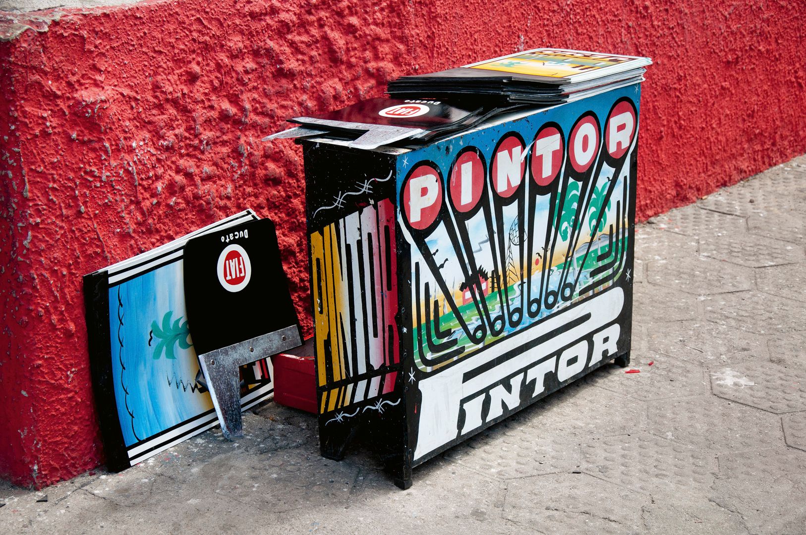 Box decorated with illustrations and lettering of the word "pintor".