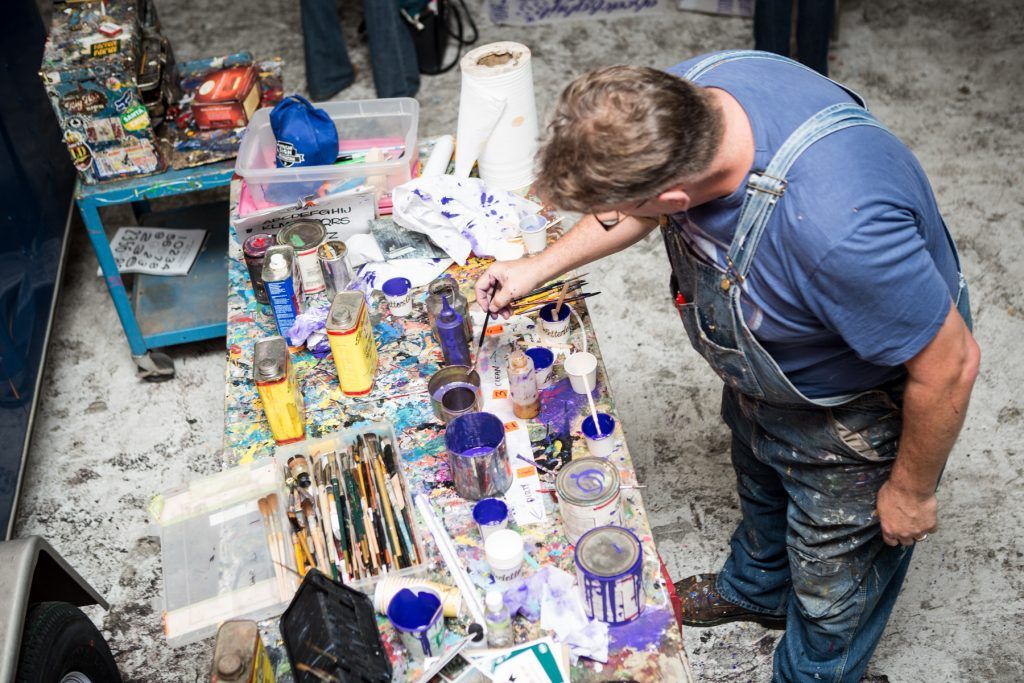 Purple is the colour. Mike Meyer at the paint station during the workshop at Colossal. (Photo: Christa Lindahl / Colossal Media.)