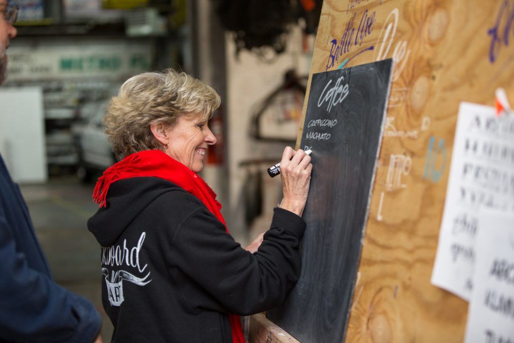 Cheryl, Blackboard Art (Sydney), gets involved with an impromptu lettering demonstration. (Photo: Christa Lindahl / Colossal Media.)